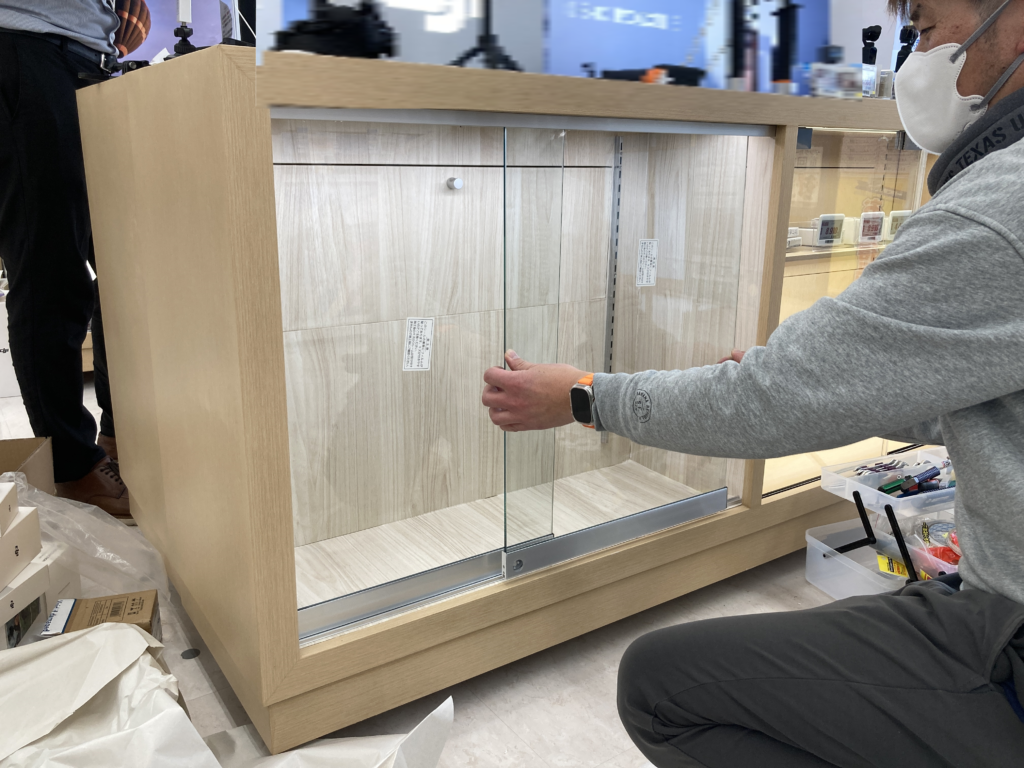 防犯対策”は、鍵付きのガラス扉を設置する