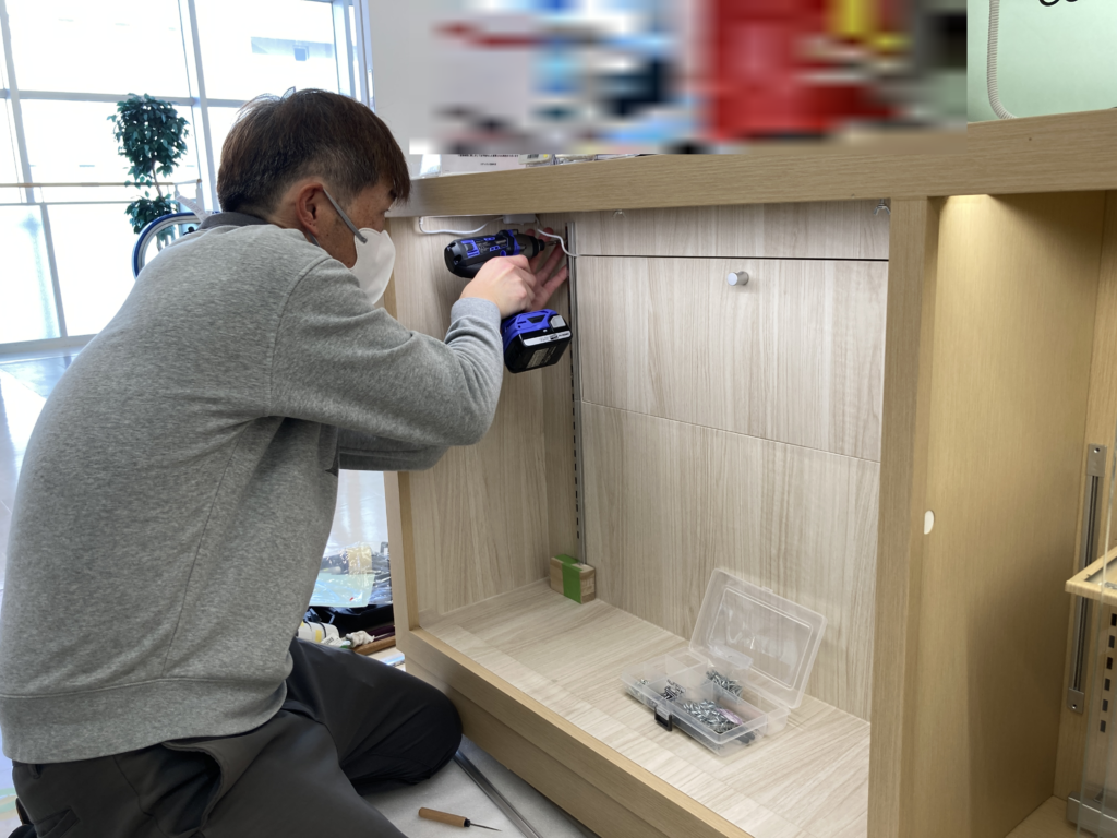 棚板、フック棒が掛けられる様ガチャ柱を取り付け、LEDライトで明るい展示スペースに