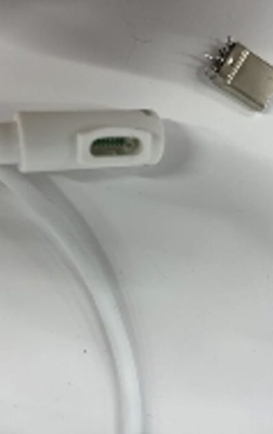 展示什器のケーブルが引っ張られて端子が抜けてしまうことも