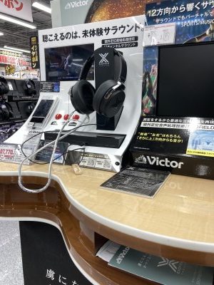木目を採用する展示什器2