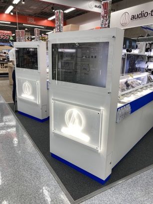 アクリルを部分的に展示什器に使用する