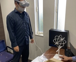 顧客体験に制約が生じない工夫が展示什器の盗難防止ケーブルに求められる。