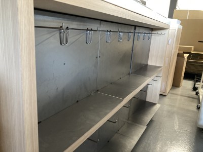 展示什器にフック部品をはめ込んだ仕上がり