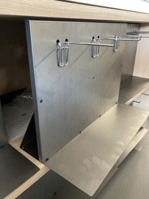 展示什器にフック部品をはめ込む