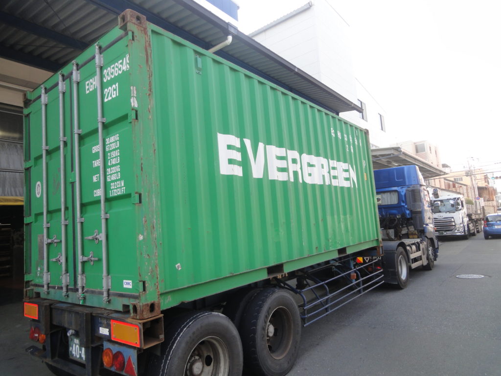 輸入はこんなコンテナで入荷します。