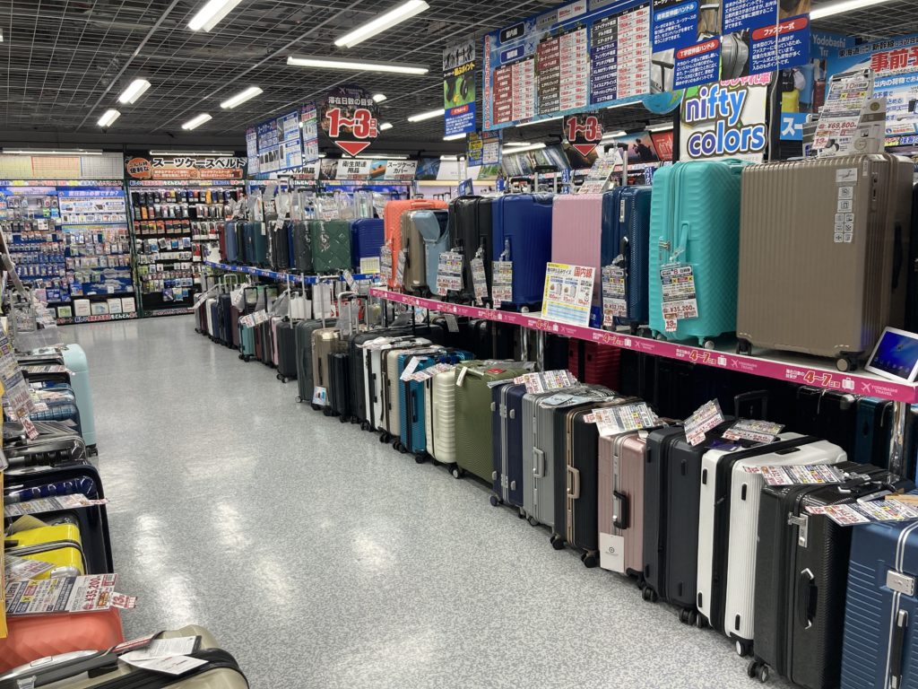 什器設置していないスーツケース売り場