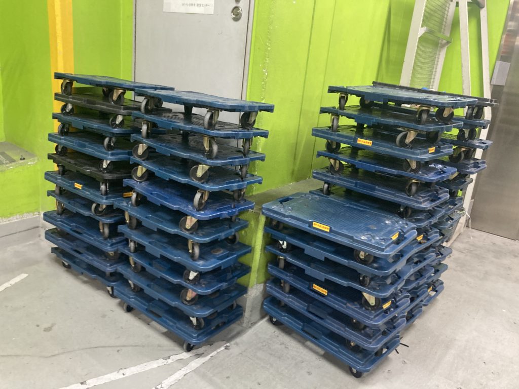 什器設置に使う平台車