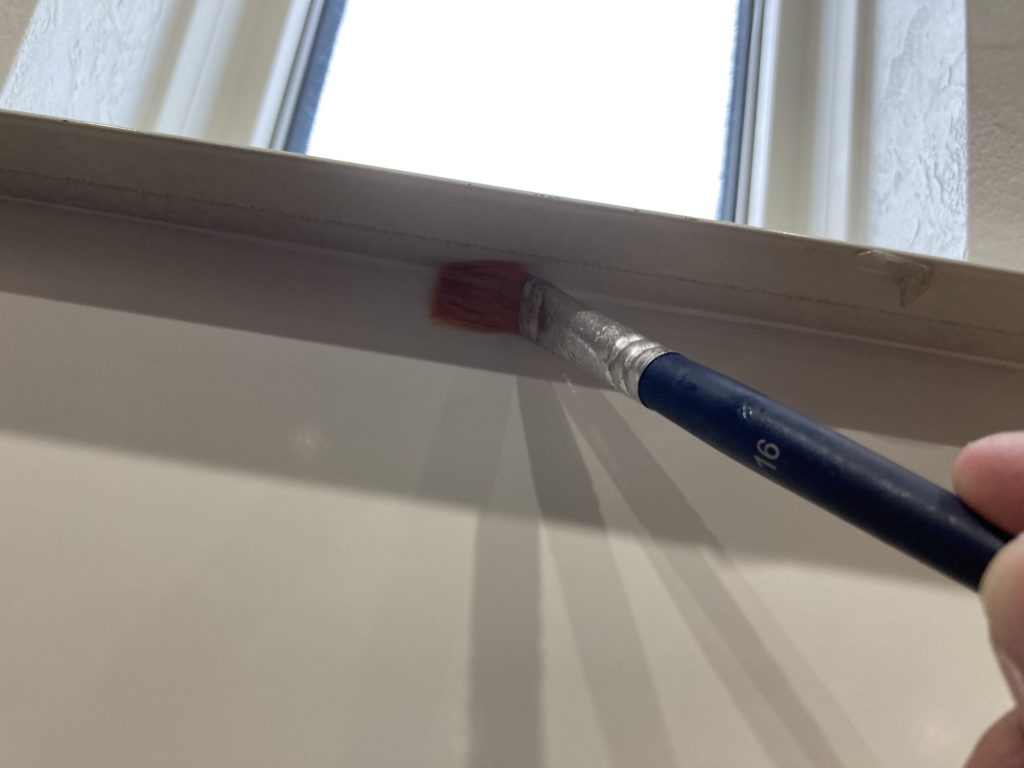 什器リニューアルで使う水性プライマーをる