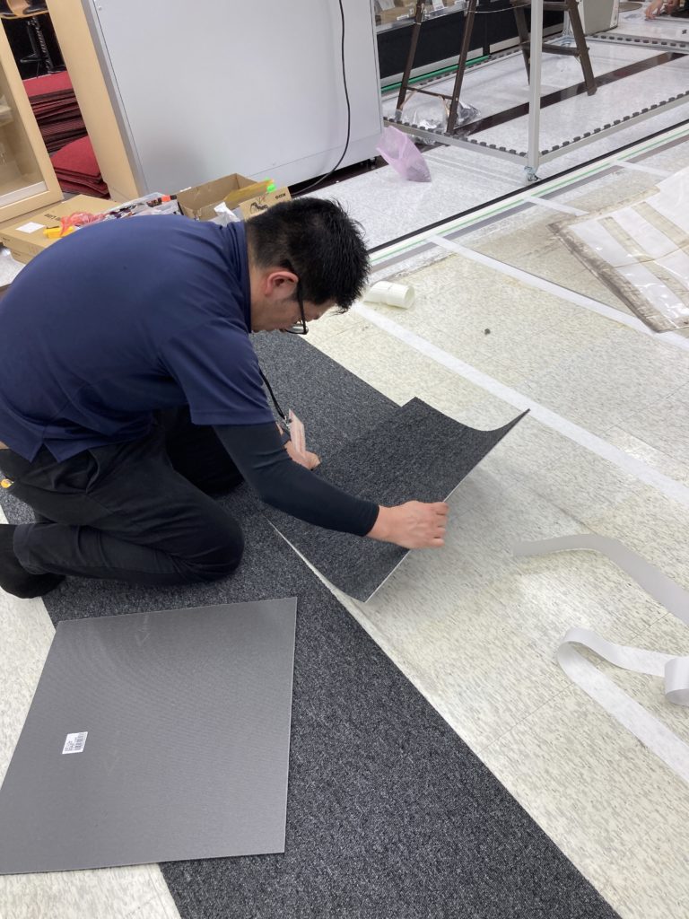 タイルカーペット敷き