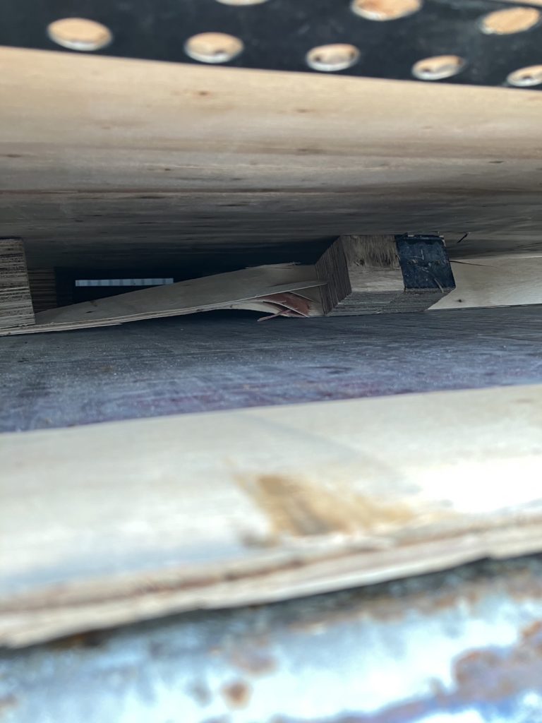 什器をコンテナの奥から引っ張り出すとき足を壊再内容に注意。すでに壊れている場合もあります。