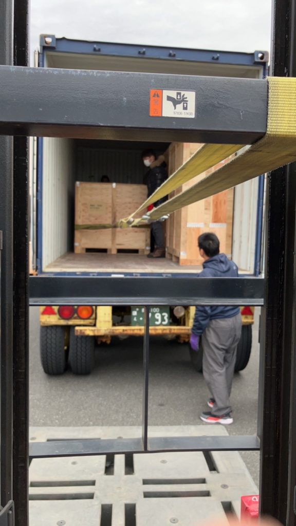 什器をコンテナの奥から引っ張り出す。