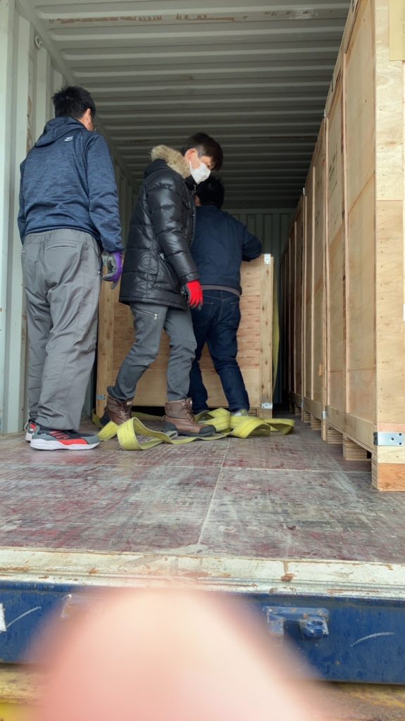 什器をコンテナの奥から引っ張り出す準備。