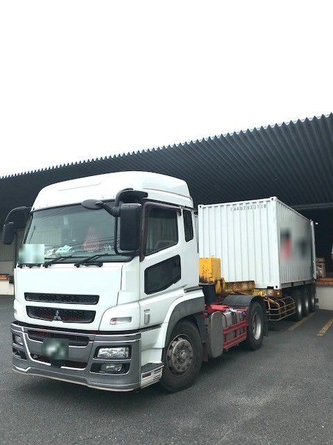 輸入はこんなコンテナで入荷します。