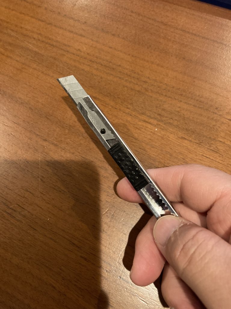 什器設置の出張でカッターの代替品