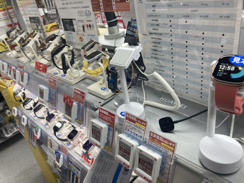 完成したスマートウォッチの展示什器